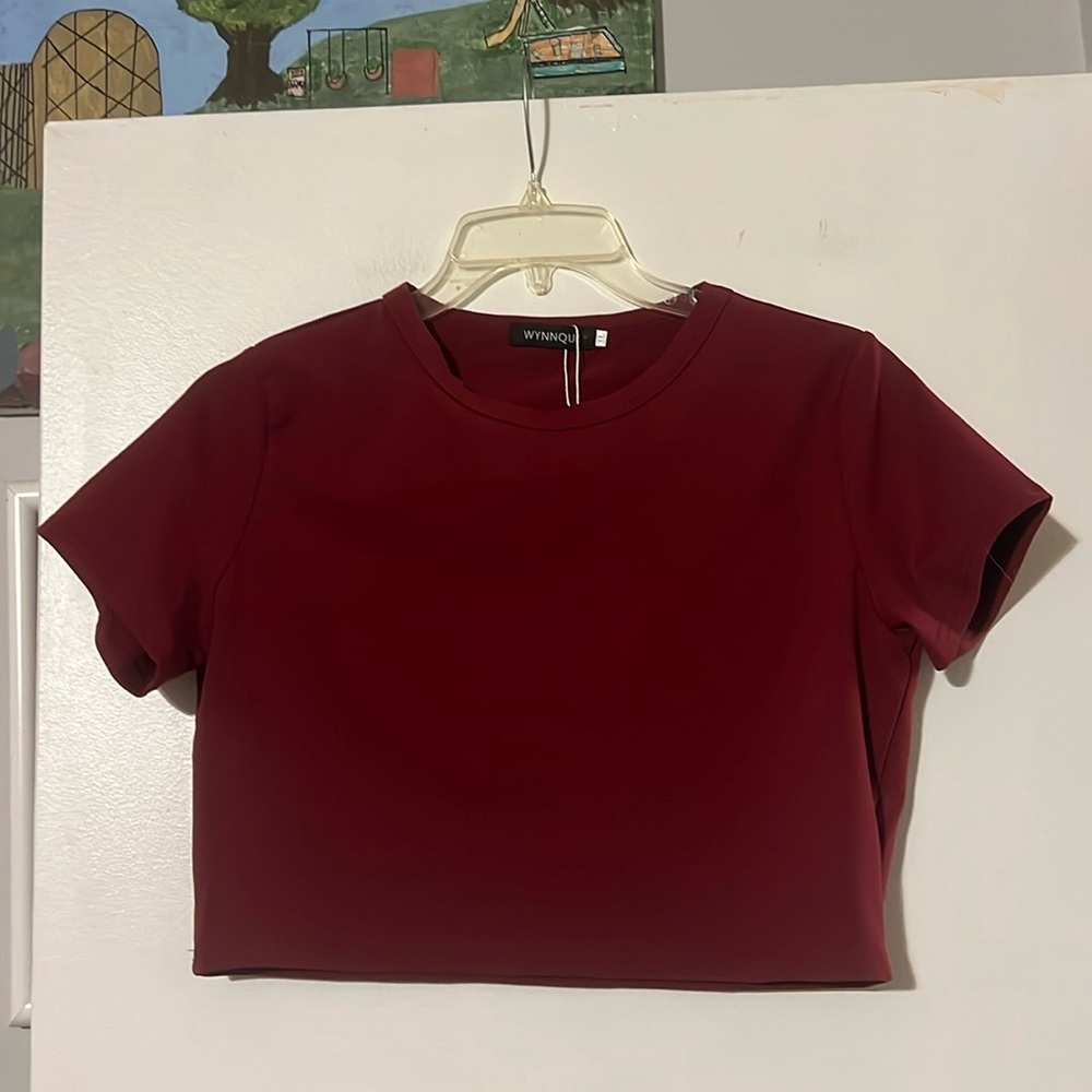 Wynnque wine color short sleeve crop top NWT